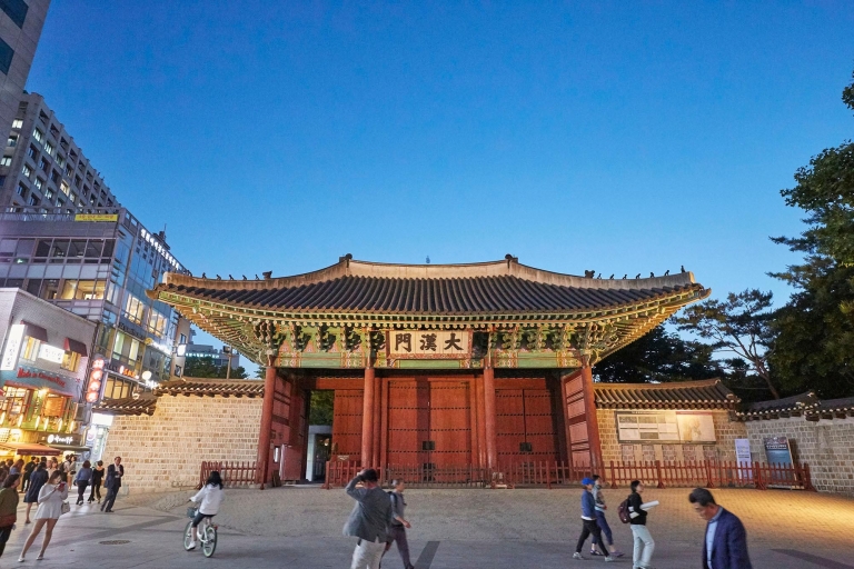 Seul: Nocna wycieczka do pałacu Deoksugung i twierdzy w SeuluSeul: Nocna wycieczka do Deoksugungpalace i Seulu Fortress
