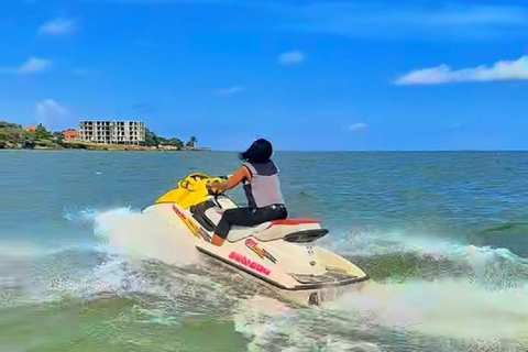 Entebbe: Guided Walking Tour with Lake Victoria Water Sports