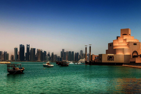 Exploration de la ville de Doha et tour en bateau sur un boutre traditionnel en bois