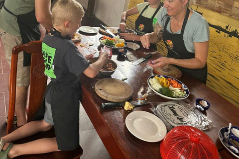 Tour del mercato, giro in barca a cesto e lezione di cucina con HangcoconutCompletamente funzionante