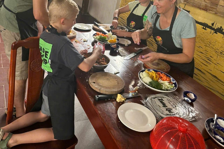 Tour del mercato, giro in barca a cesto e lezione di cucina con HangcoconutCompletamente funzionante