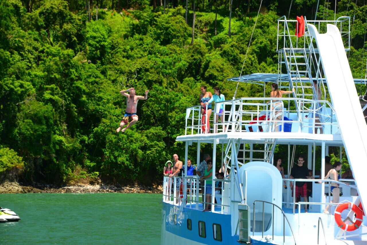 Von Manuel Antonio aus: Katamaran-Abenteuer inklusive Mittagessen