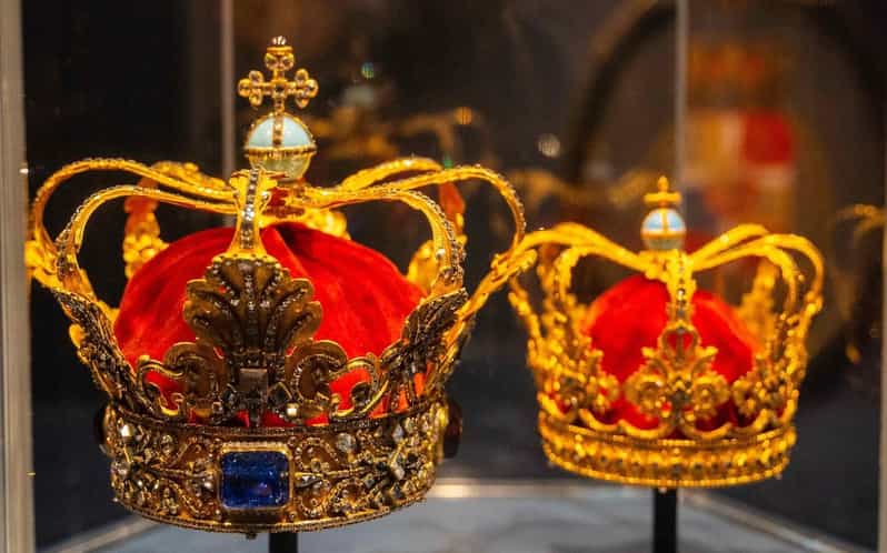 Copenhagen: Rosenborg and Christiansborg Palaces Tour in Spanish with tickets
