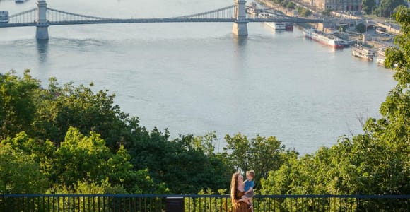 Budapest: Private Sunrise Photoshoot with a Photographer