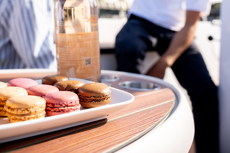 Paris: Private kleine Bootsfahrt mit Rosé und MacaronsParis: Private Bootsfahrt mit Rosé und Macarons
