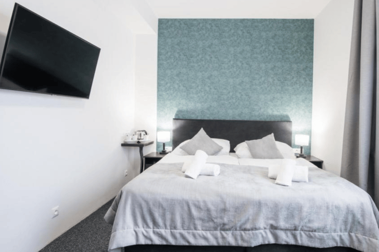 Bratislava: ultiem feestweekend van 2 nachten met hotelovernachting2 nachten in het Bratislava Bash Hostel, 60 minuten bierfietsen, kroegentocht