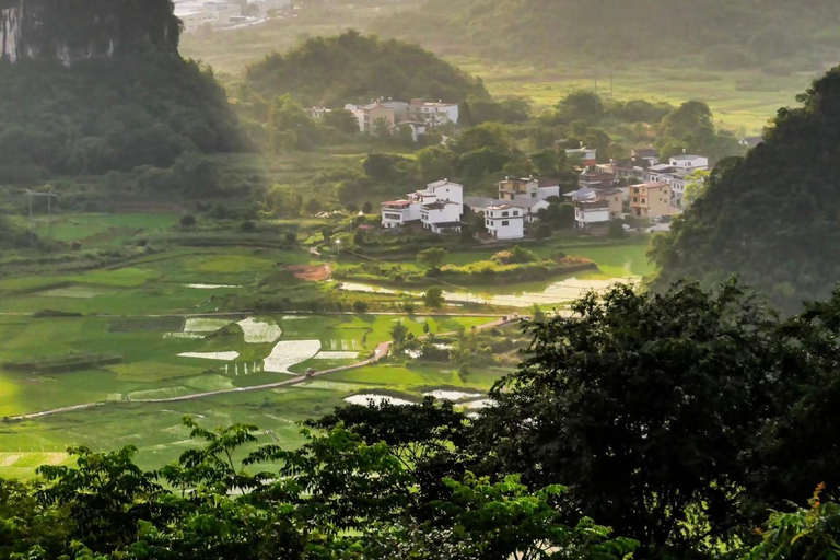 Yangshuo dévoilée : vue sur le karst, dérive en bambou et coucher de soleil en trainGuide pour les autres langues