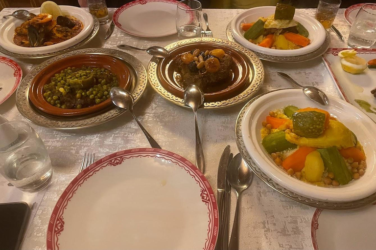 Casablanca: Layover Sightseeing Tour with Airport Transfer Layover including the Moroccan Hammam and traditional Dinner