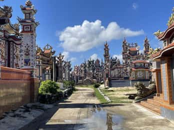 Von Hue aus: Privater Wagen nach Hoi An über den Friedhof von An Bang