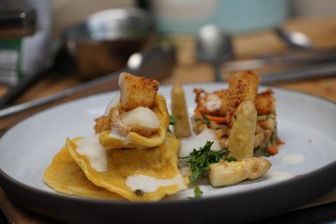 عشاء رومانسي على ضوء الشموع مع كريمون، 5 أطباق مع النبيذتناول الطعام