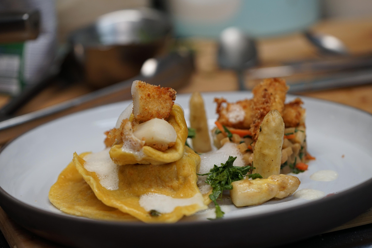 عشاء رومانسي على ضوء الشموع مع كريمون، 5 أطباق مع النبيذتناول الطعام