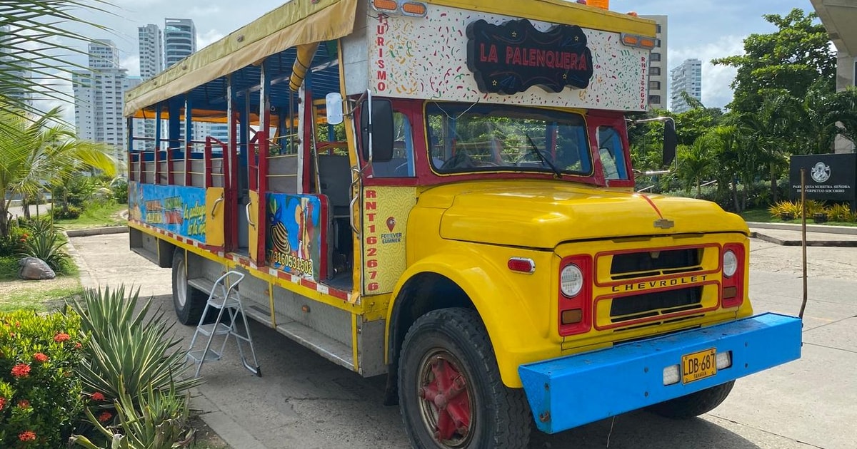 CARTAGENA: Chiva típica Rumbera nocturna | GetYourGuide