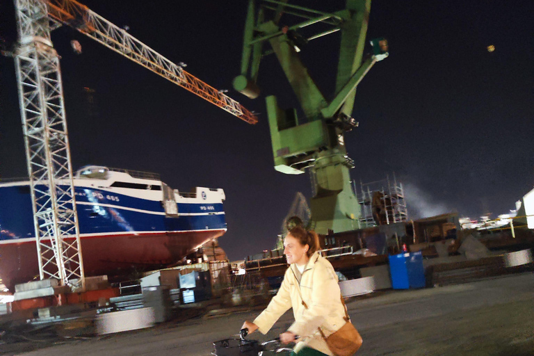 Gdańsk: Wrzeszcz and Shipyard District Private Bike Tour Golden Hour Ride – Gdańsk on evening mood Photo Stops