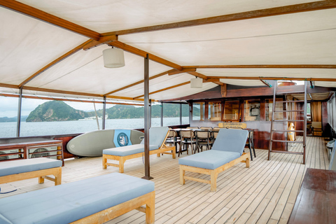 Labuan Bajo: 3-Day Komodo Sailing Luxury Boat with All Fees Deluxe Boat - Private Standar Room (2pax/room)