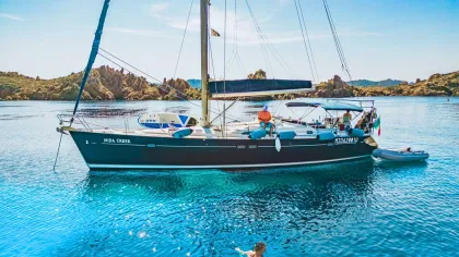 Von Santa Teresa aus: Segelboottour nach Korsika mit Mittagessen