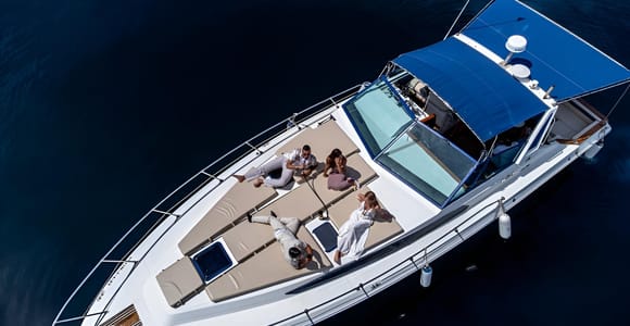 Puerto Banús: 2-Hour Group Yacht Rental
