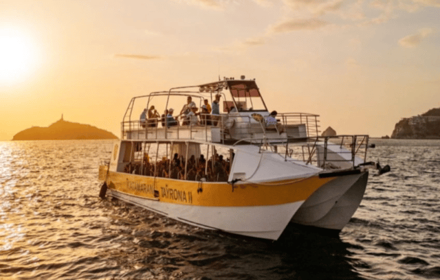 Santa Marta: Sunset Catamaran Cruise with DJ & Wine