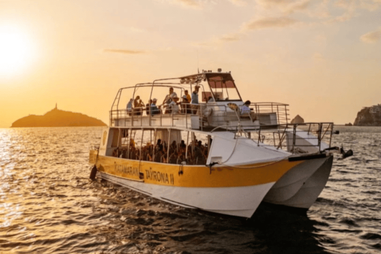 Santa Marta: Sunset Catamaran Cruise with DJ & Wine