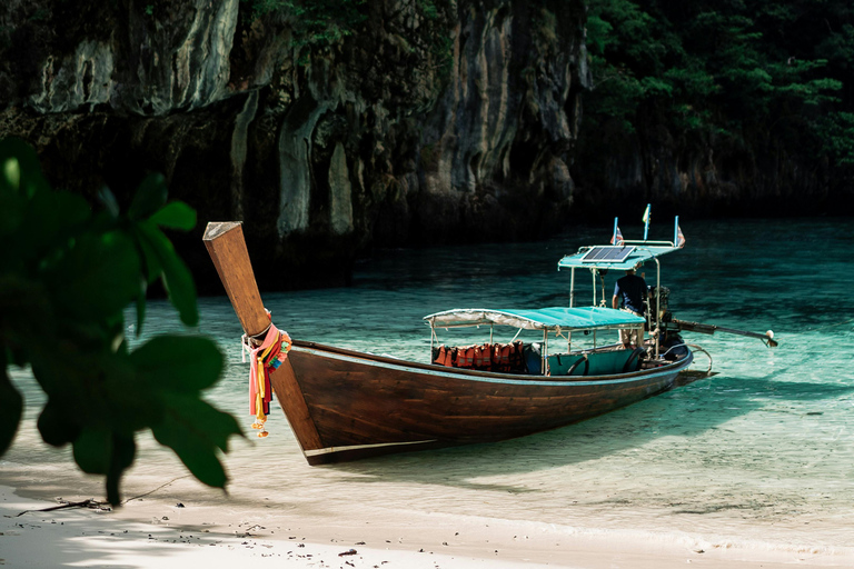 Phi Phi : demi-journée de bateau à longue queue privé dans la baie de Maya