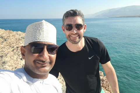 Da Muscat: Avventura a Wadi Shab, Sinkhole e Spiaggia delle Pinne