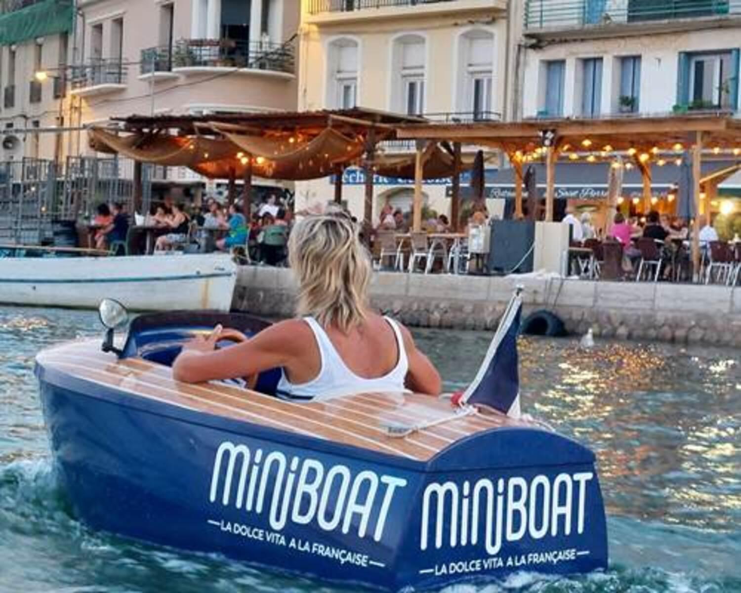 Sète: Miniboat bei Sonnenuntergang