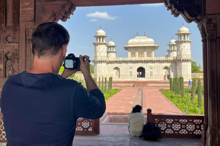 Delhi: Sunrise Taj Mahal en Agra Fort Groepstour