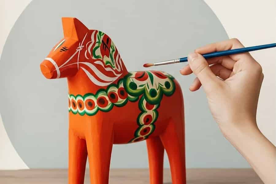 Stockholm: Workshop zum Bemalen eines Dalapferdes. Foto: GetYourGuide
