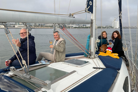 Parque das Nações: اليوغا والتأمل عند شروق الشمس على متن مركب شراعي!