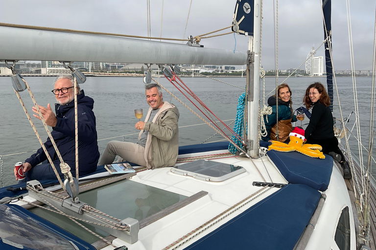 Parque das Nações: اليوغا والتأمل عند شروق الشمس على متن مركب شراعي!