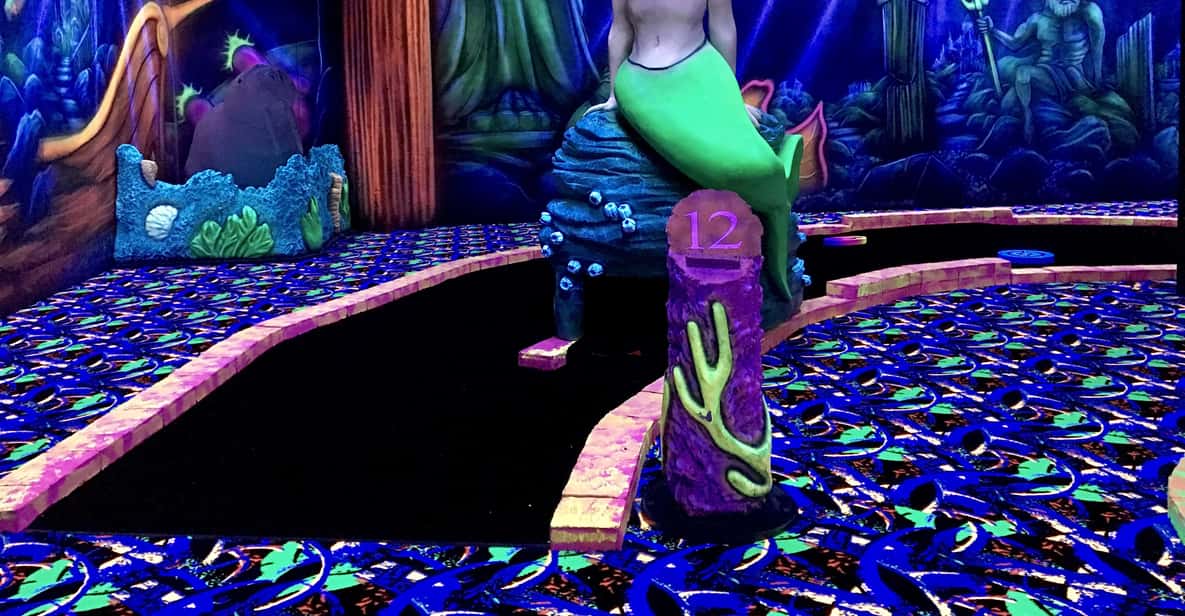 Afbeelding 1 van Den Haag: Glowgolf Glow in the Dark Indoor Minigolf