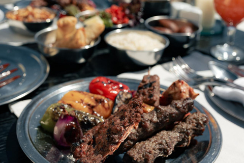 Arabskie noce pod gwiazdami: taras na dachuArabskie noce pod gwiazdami: mezze na dachu i mistyczny pokaz