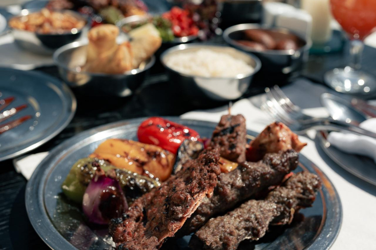 Arabskie noce pod gwiazdami: taras na dachuArabskie noce pod gwiazdami: mezze na dachu i mistyczny pokaz