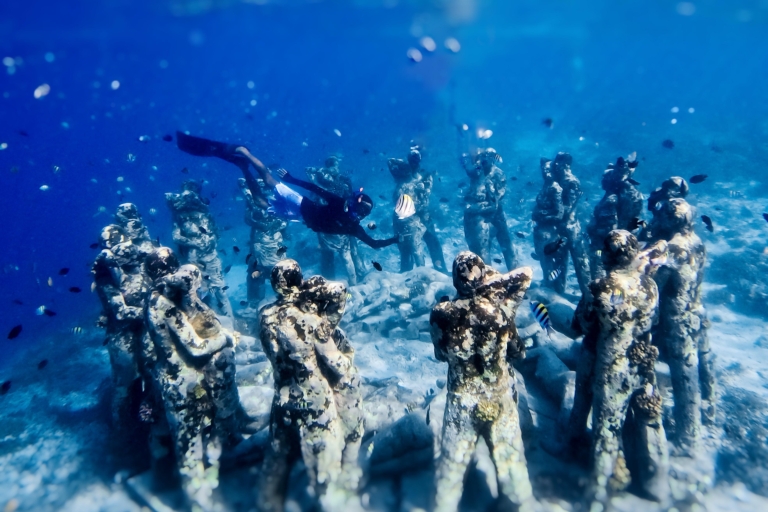 Plongée en apnée avec la tortue et la statue sous-marine à Gilis