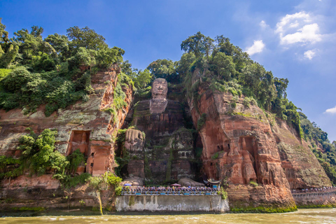 Chengdu: Leshan Giant Buddha & Huanglongxi Ancient Town Tour Private tour with German or French guide