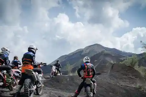 Monte Batur: Passeio de Dirt Bike ao nascer do sol com pilotos treinados
