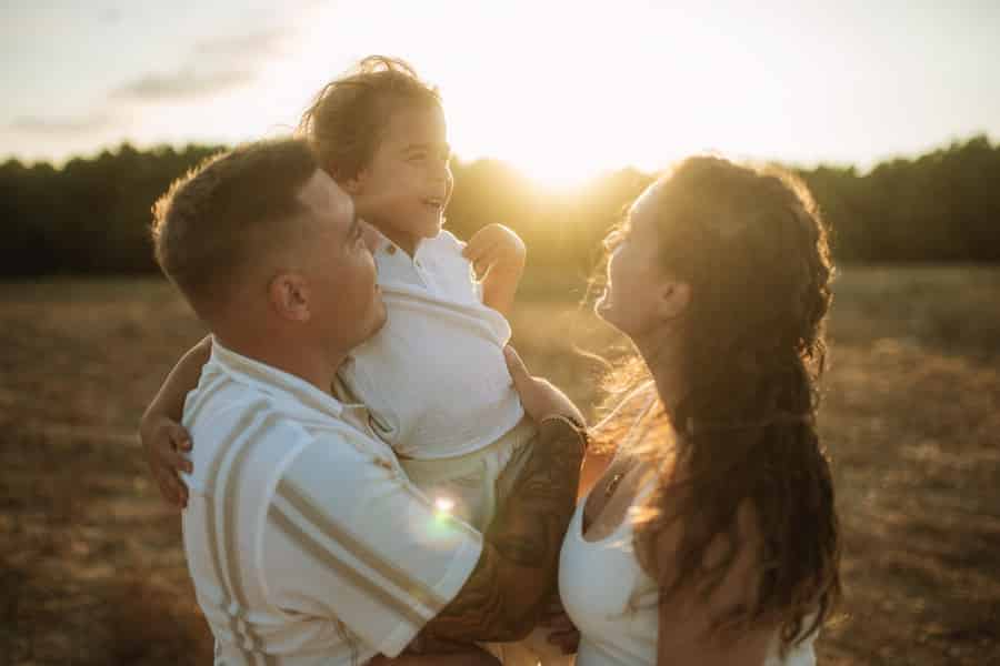 Gezinsfotoshoot op het strand bij zonsondergang