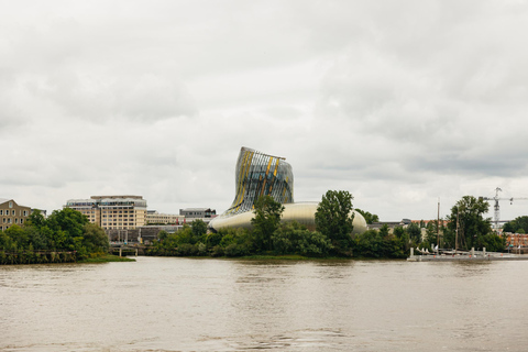 Bordeaux: tour in bicicletta del centro storico e del quartiere di ChartronsTour in inglese