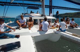 Lissabon: Katamaranfahrt mit Getränken & Pastel de Nata