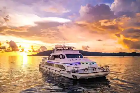Kota Kinabalu : dîner-croisière au coucher du soleil dans le nord de Bornéo