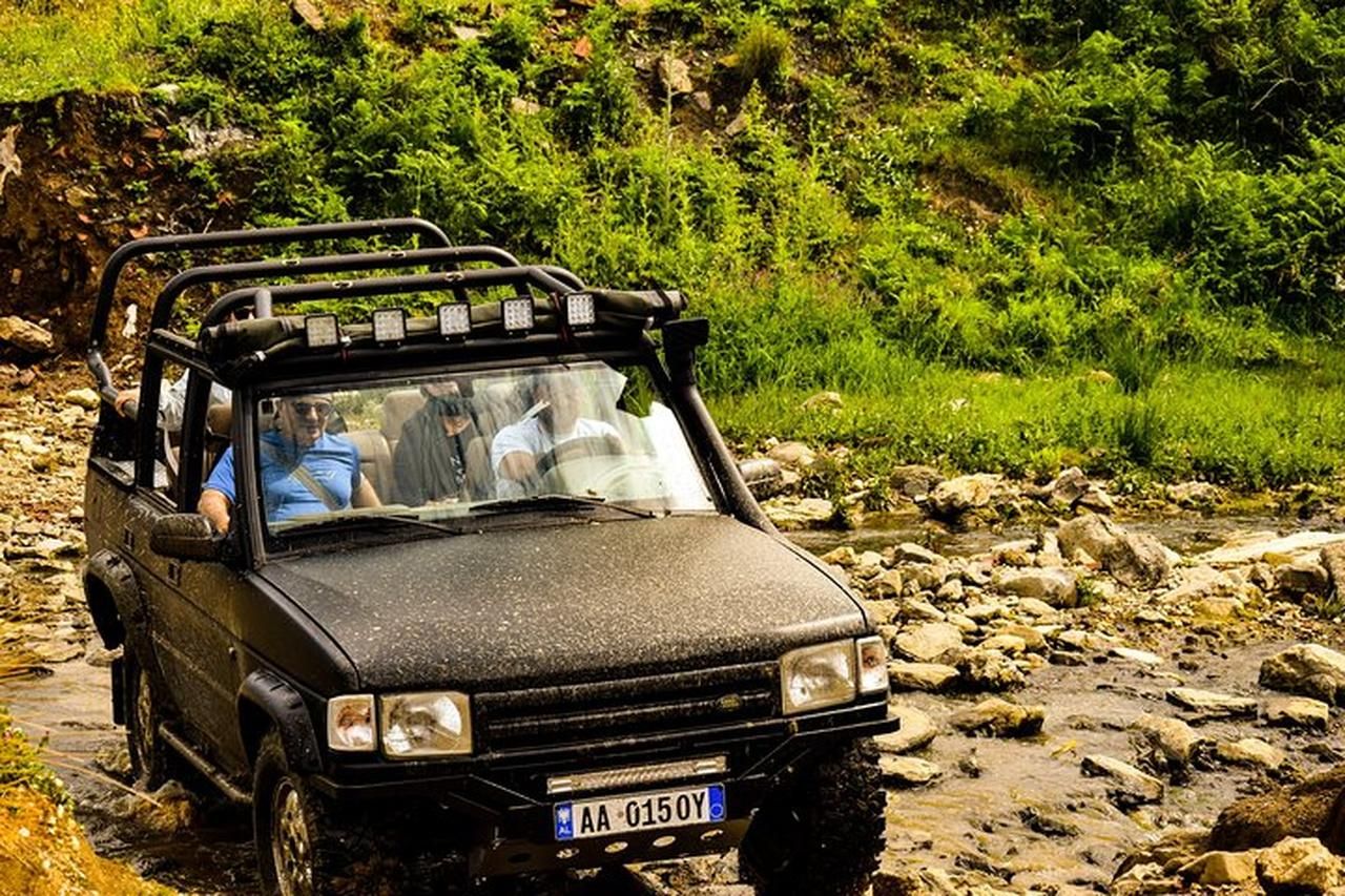 Përmet: Jeep-Tour – Vjosa-Tal, Leusa-Kirche & heiße Quelle