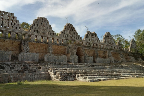 Uxmal: Archeologiczna wycieczka z przewodnikiem z opłatą za wstępWycieczka grupowa w języku angielskim lub hiszpańskim z opłatą za wstęp