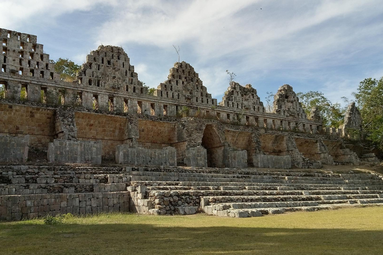 Uxmal: Archeologiczna wycieczka z przewodnikiem z opłatą za wstępWycieczka grupowa w języku angielskim lub hiszpańskim z opłatą za wstęp