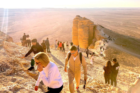 Riyadh: Edge of the World Hike &amp; Gazelle Sanctuary 4WD Tour