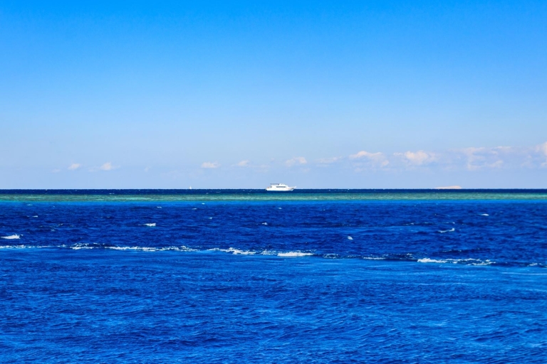 Zatoka Makadi: Wycieczka łodzią z obserwacją delfinów i prywatnym transferemRejs łodzią, nurkowanie z rurką i lunch z prywatnym transferem