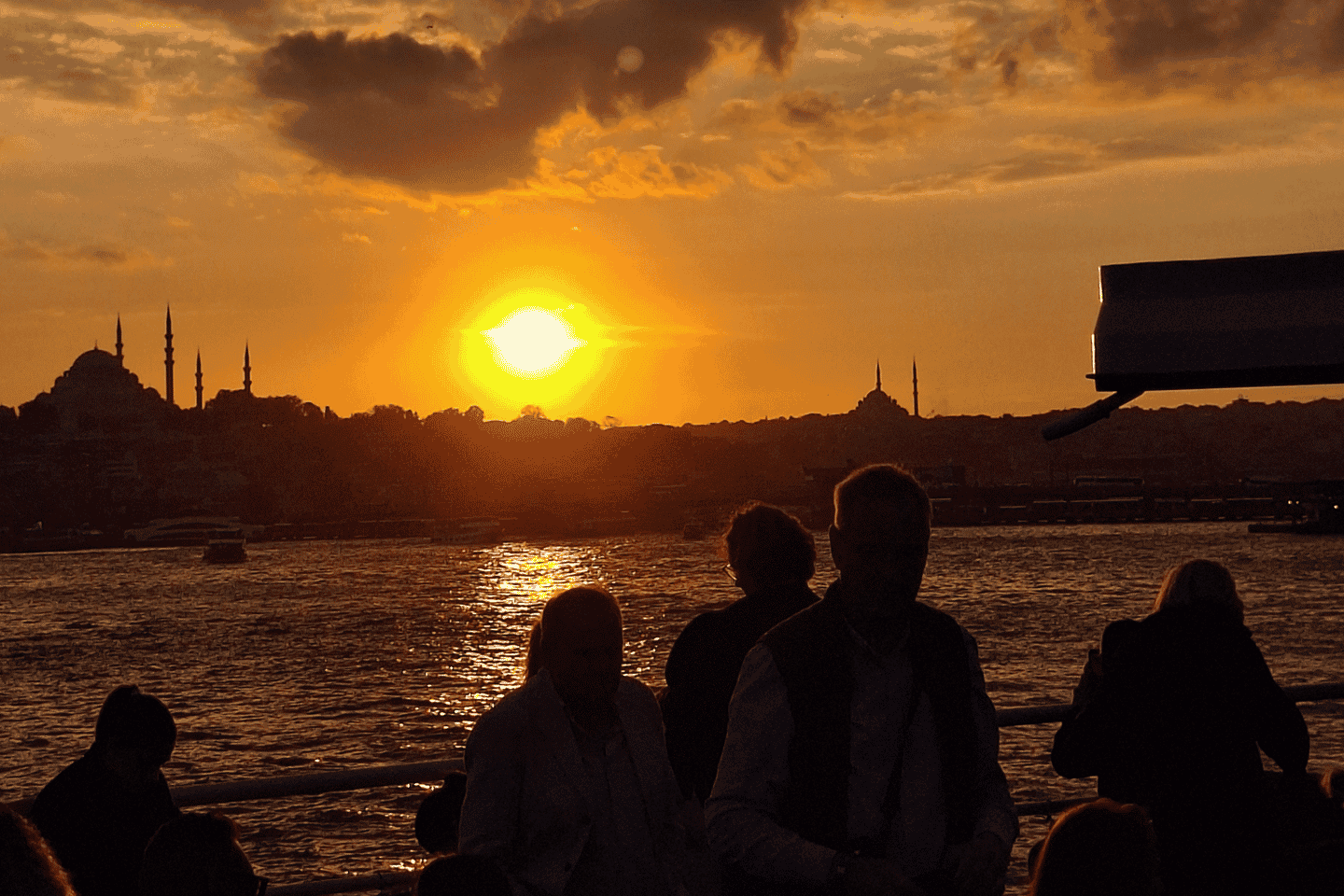 Istanbul : Croisière au coucher de soleil sur le Bosphore avec boissons et en-cas
