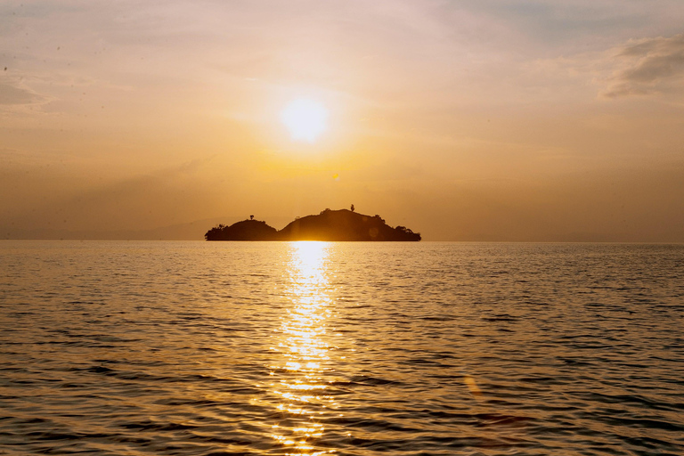 Rwanda: Lakeside Exploration Tour with Kayaking & Guide Guided tour through Rwanda history and lakes