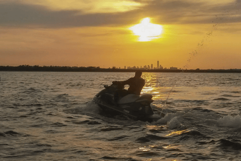 Cannes: excursión en moto acuática al atardecer a las islas de Lérins
