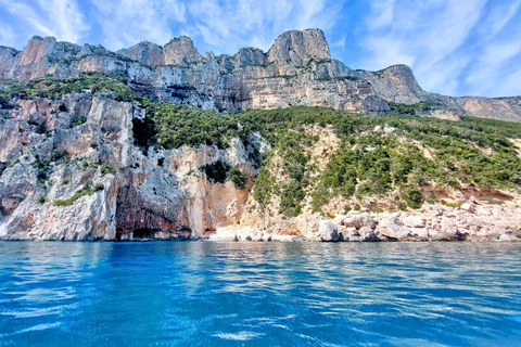 Au départ de Cala Gonone : excursion en dinghy dans le golfe d&#039;OroseiAu départ de Cala Gonone : excursion en canot pneumatique dans le golfe d&#039;Orosei