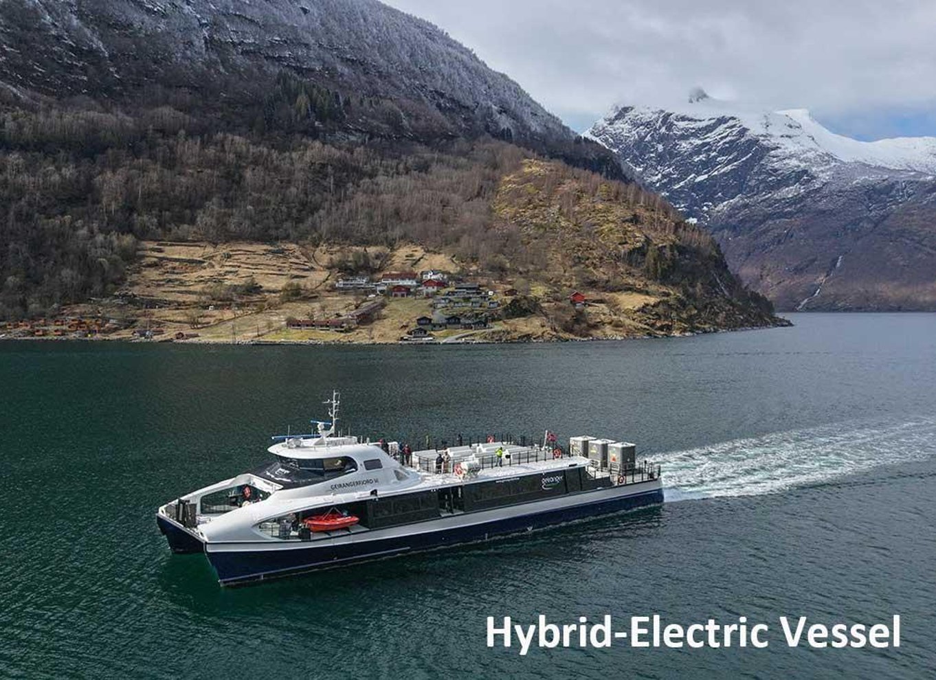 Geiranger: Sightseeingbådtur i fjorden og til vandfaldene – 75 minutter og 2 timer