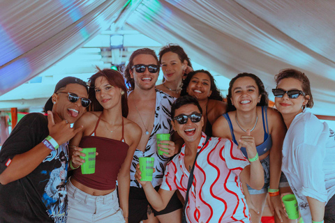 Rio de Janeiro: Sunset Boat Party with DJ and Drinks